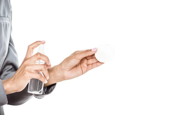 Femme avec de l'eau micellaire et coton — Stock Photo