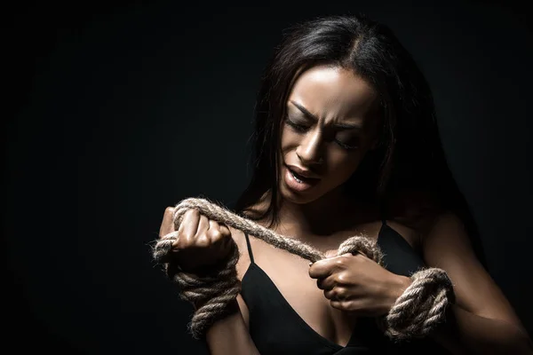 Mujer afroamericana atada con cuerda - foto de stock