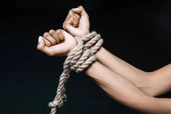 Mains féminines liées par une corde — Photo de stock