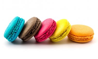 Renkli macaroons izole