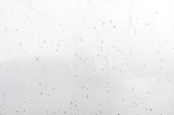 Wasser tropft nach dem Regen auf ein Fensterglas — Stockfoto