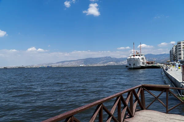 Izmir yolcu feribot gemi ve izmir Körfezi