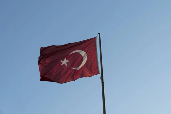 Flaga turecka w tle błękitnego nieba — Zdjęcie stockowe