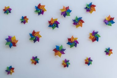 Duvarda renkli yel değirmeni