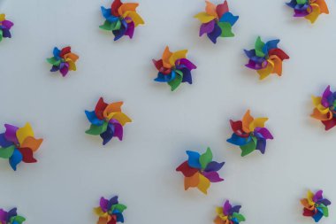 Duvarda renkli yel değirmeni