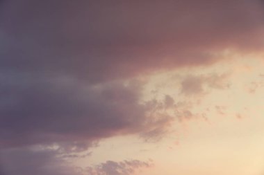 Güzel bir doğa geçmişi var. Renkli gün batımı. Dramatik gökyüzü.