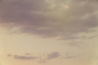 Güzel bir doğa geçmişi var. Renkli gün batımı. Dramatik gökyüzü.