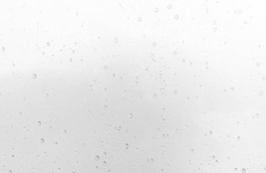 Yağmurdan sonra pencere camına su damlıyor.