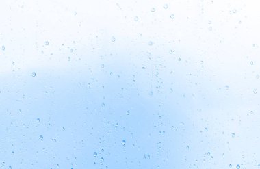 Yağmurdan sonra pencere camına su damlıyor.