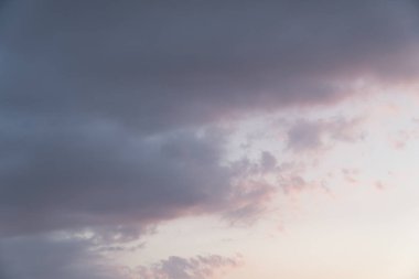 Güzel bir doğa geçmişi var. Renkli gün batımı. Dramatik gökyüzü.