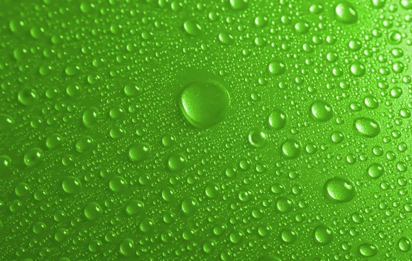 Voda Klesá Zelené Pozadí — Stock fotografie