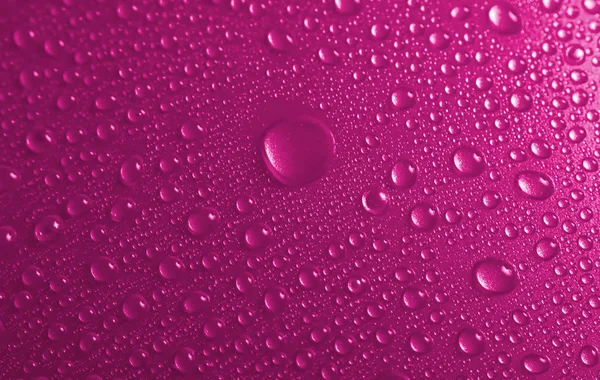 Voda Klesá Růžové Pozadí — Stock fotografie