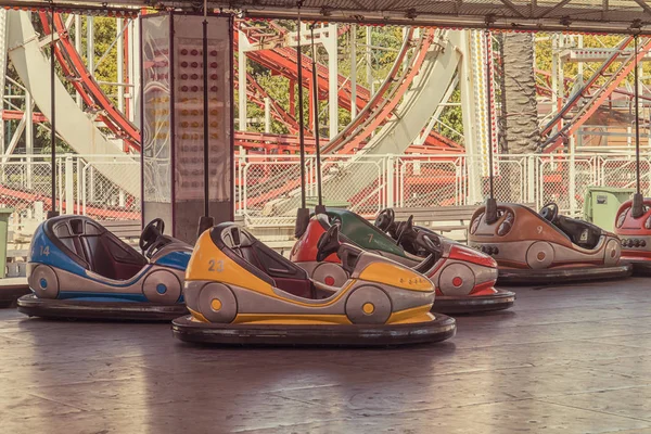 Jeunes Conducteurs S'amusant Sur Une Aire De Jeux Pour Enfants Lors D'une  Course De Karting Enfants Conduisant Une Auto Tamponneuse Dans Le Parc  D'attractions