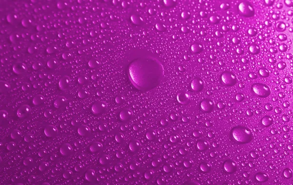 Капли Воды Крупным Планом Фиолетовый Фон — стоковое фото