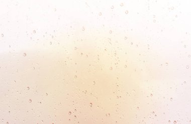 Yağmurdan sonra pencere camına su damlıyor.