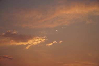 Güzel bir doğa geçmişi var. Renkli gün batımı. Dramatik gökyüzü.