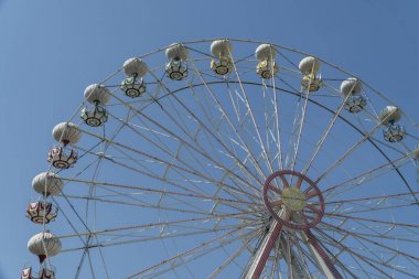 Mavi gökyüzünün arka planında dönme dolap