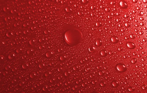 Wasser Tropft Aus Nächster Nähe Roter Hintergrund — Stockfoto