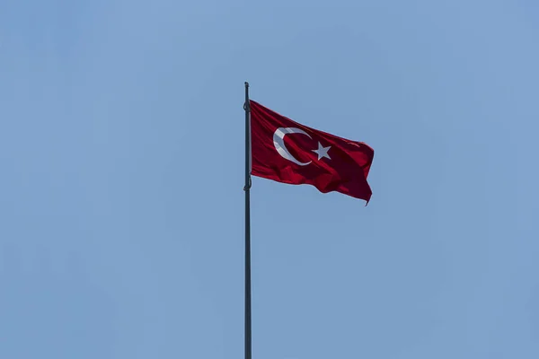 Flaga Turecka Tle Błękitnego Nieba — Zdjęcie stockowe