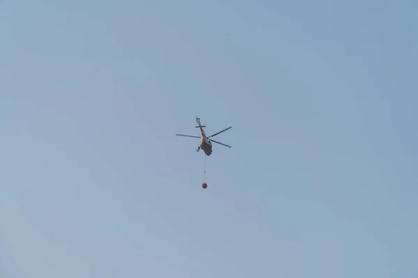 Leci Helikopter Strażacki — Zdjęcie stockowe