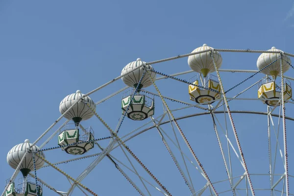 Grande Roue Sur Fond Ciel Bleu — Photo