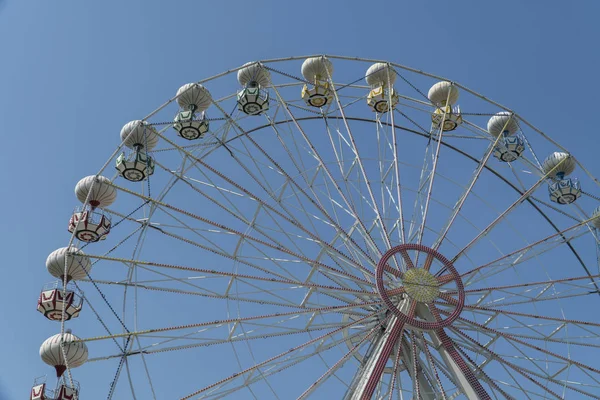 Grande Roue Sur Fond Ciel Bleu — Photo