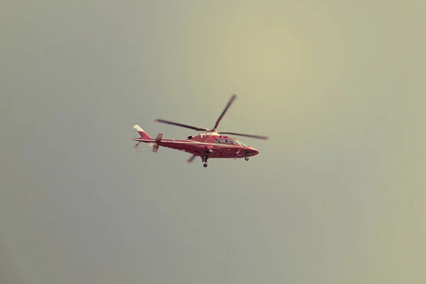 Helikopter Lecący Niebieskim Niebie — Zdjęcie stockowe
