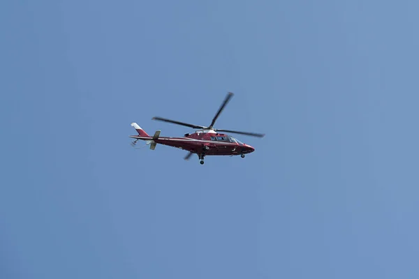 Helikopter Vliegen Blauwe Lucht — Stockfoto