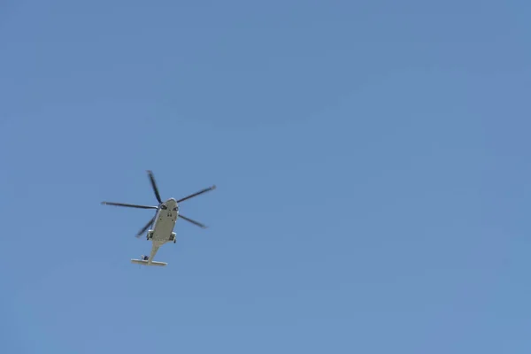 Вертолет Летит Голубом Небе — стоковое фото
