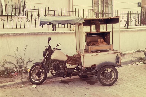 Παλιά Σκουριασμένα Μοτοσικλέτα Έναν Δρόμο — Φωτογραφία Αρχείου