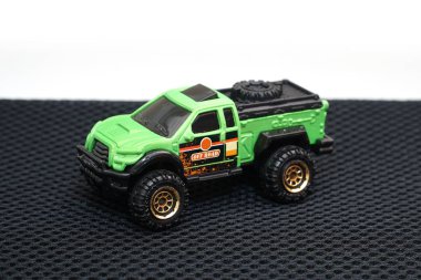 Beyaz izole oyuncak araba