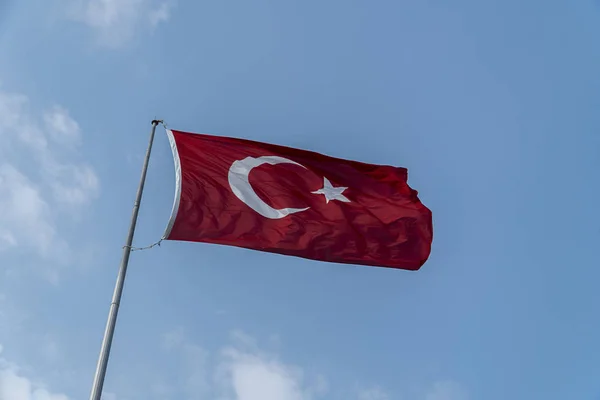 Mavi Gökyüzü Arka Planda Türk Bayrağı — Stok fotoğraf