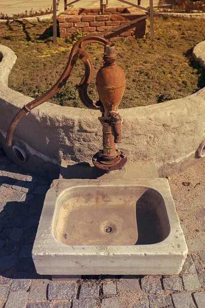 Старий Старовинний Антикварний Водяний Насос — стокове фото