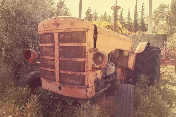 Alter Oldtimer Traktor Auf Einem Bauernhof — Stockfoto
