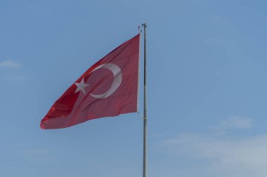 Mavi gökyüzü arka planda Türk bayrağı