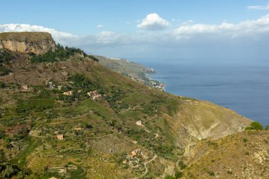 Dağların ve denizin manzarası