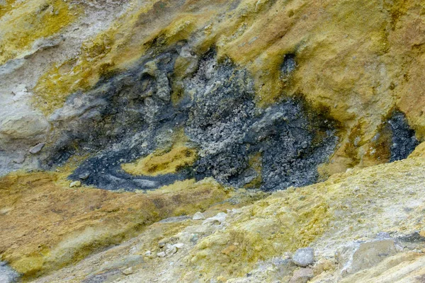 Pierres jaunes dans la zone thermique de Vulcano — Photo