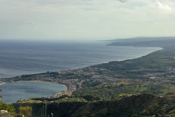 La baie de Giardini-Naxos vue de Castelmola — Photo