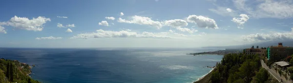 The bay of Giardini-Naxos viewed from Castelmola — Stock Photo, Image