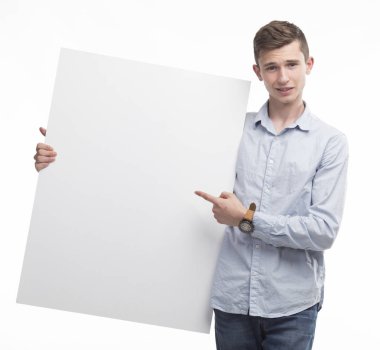 Sunu gösterilen, afiş üzerinde işaret mutlu delikanlı