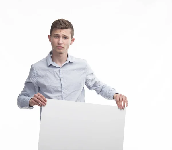 Молодий незадоволений чоловік показує презентацію, вказуючи на плакат — стокове фото