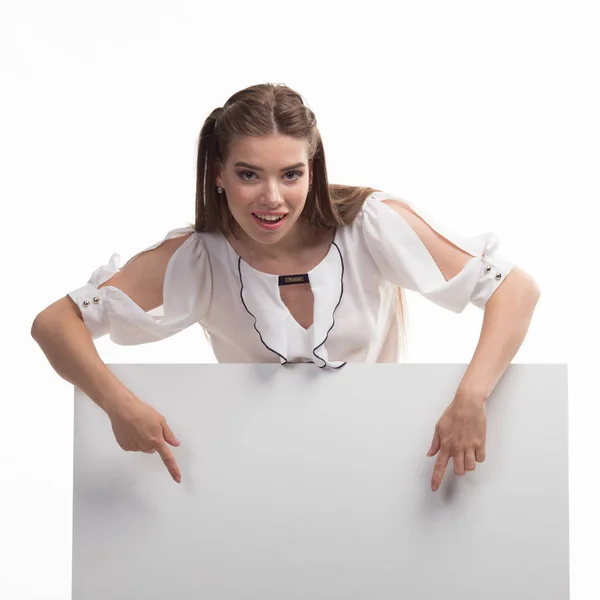 Joven mujer feliz mostrando la presentación, señalando en el cartel — Foto de Stock