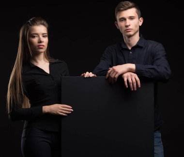 Genç seksi çift gösteren tanıtım afişini üzerinde işaret