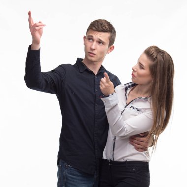 Genç mutlu çift gösteren sunu üzerinde afiş üzerinde işaret