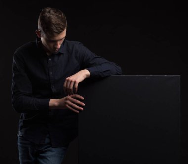 Sunu gösterilen g üzerinde afiş üzerinde işaret mutlu bir adam