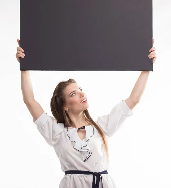Joven mujer feliz mostrando la presentación, señalando en el cartel sobre — Foto de Stock