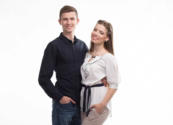Unga lyckliga paret isolerade — Stockfoto