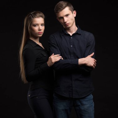 Genç ciddi çift gösteren tanıtım afişini üzerinde işaret