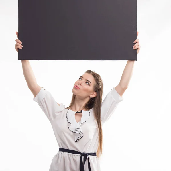 Joven mujer sorprendida mostrando presentación, señalando en cartel — Foto de Stock