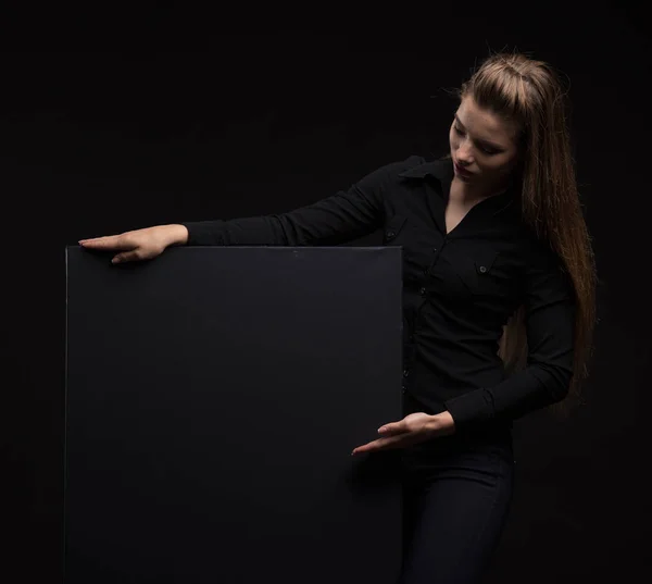 Jovem mulher confiante mostrando apresentação, apontando no cartaz — Fotografia de Stock